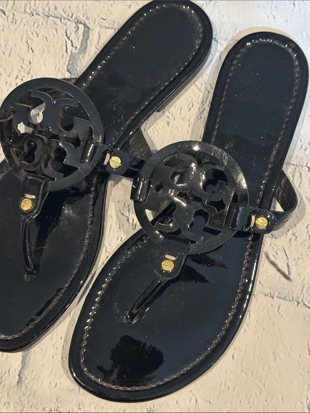 Tory Burch Black Patent Miller Thong Sandals with Round Cutout Medallion - Picture 5 of 7